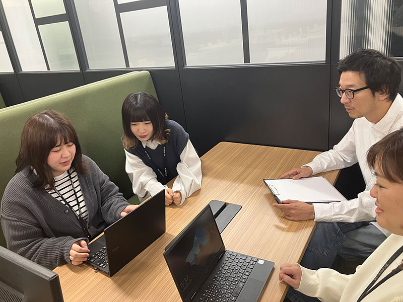 事業戦略部質問回答者の業務風景