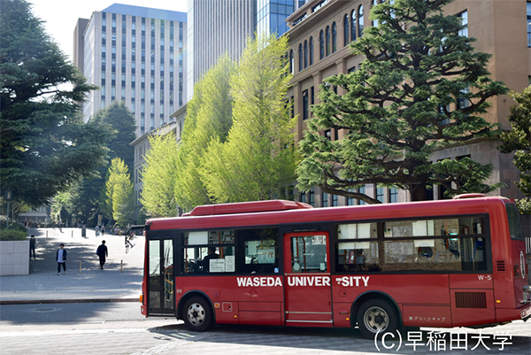 早稲田大学正門前を通るバス
